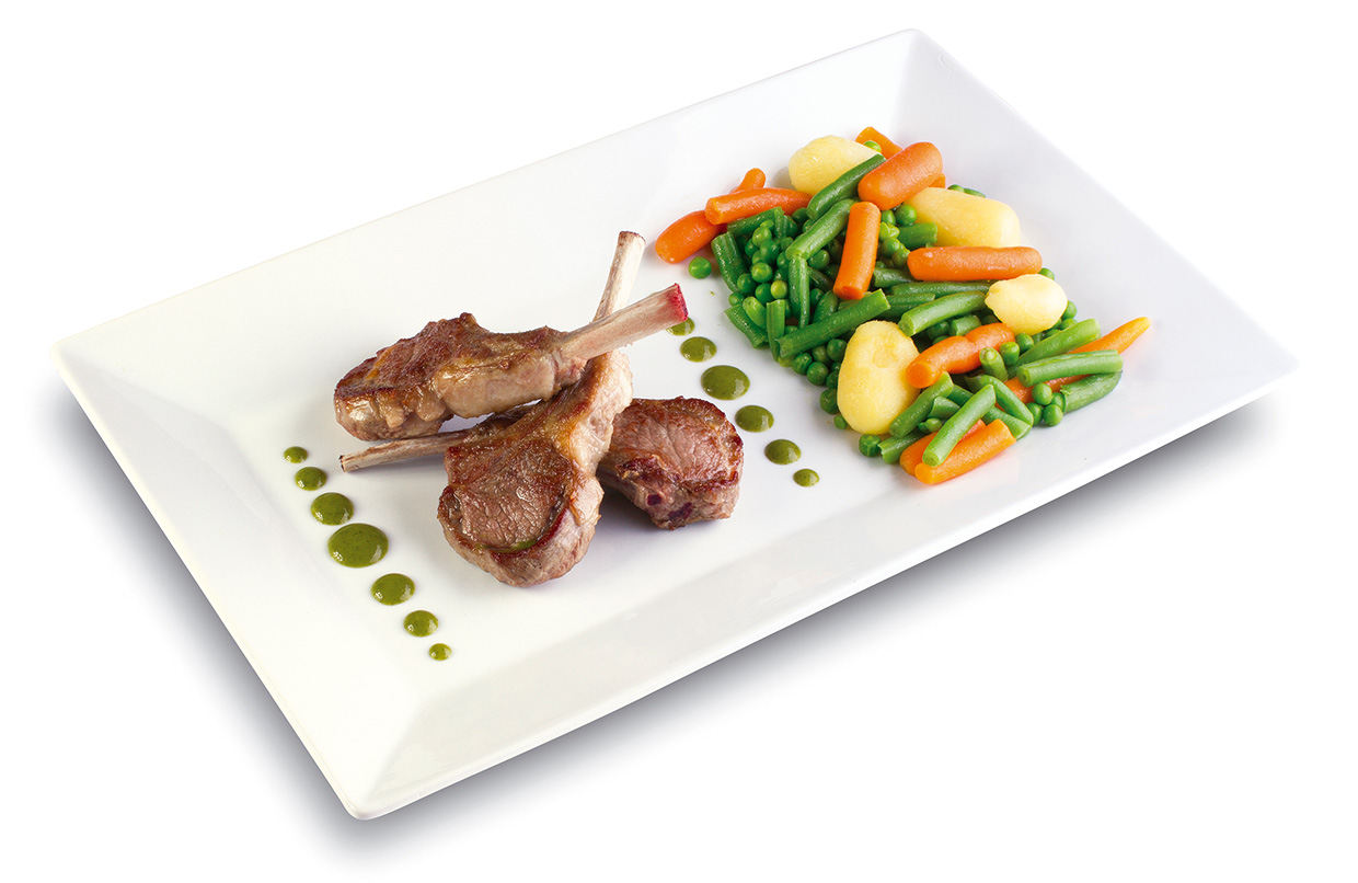 Lamb chop trio with its side of steamed vegetables drizzled with persillade coulis